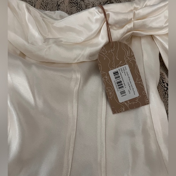 ✨NWT MESHKI GISELLE OFF THE SHOULDER MINI DRESS✨ - Picture 5 of 10